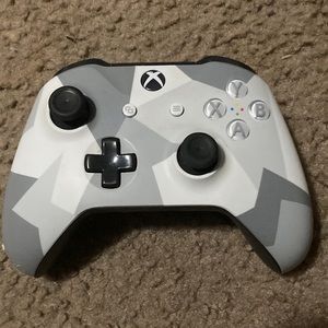 Selling Xbox one controller,used works good just don’t want it anymore